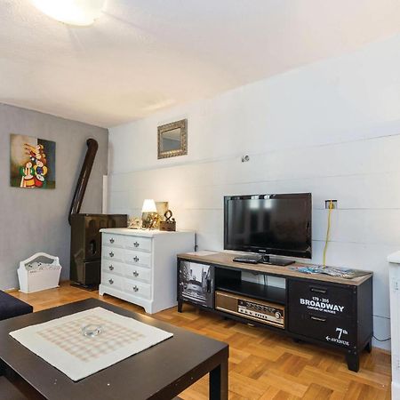 Awesome apartment in Novi Vinodolski with 2 Bedrooms&WiFi Buitenkant foto
