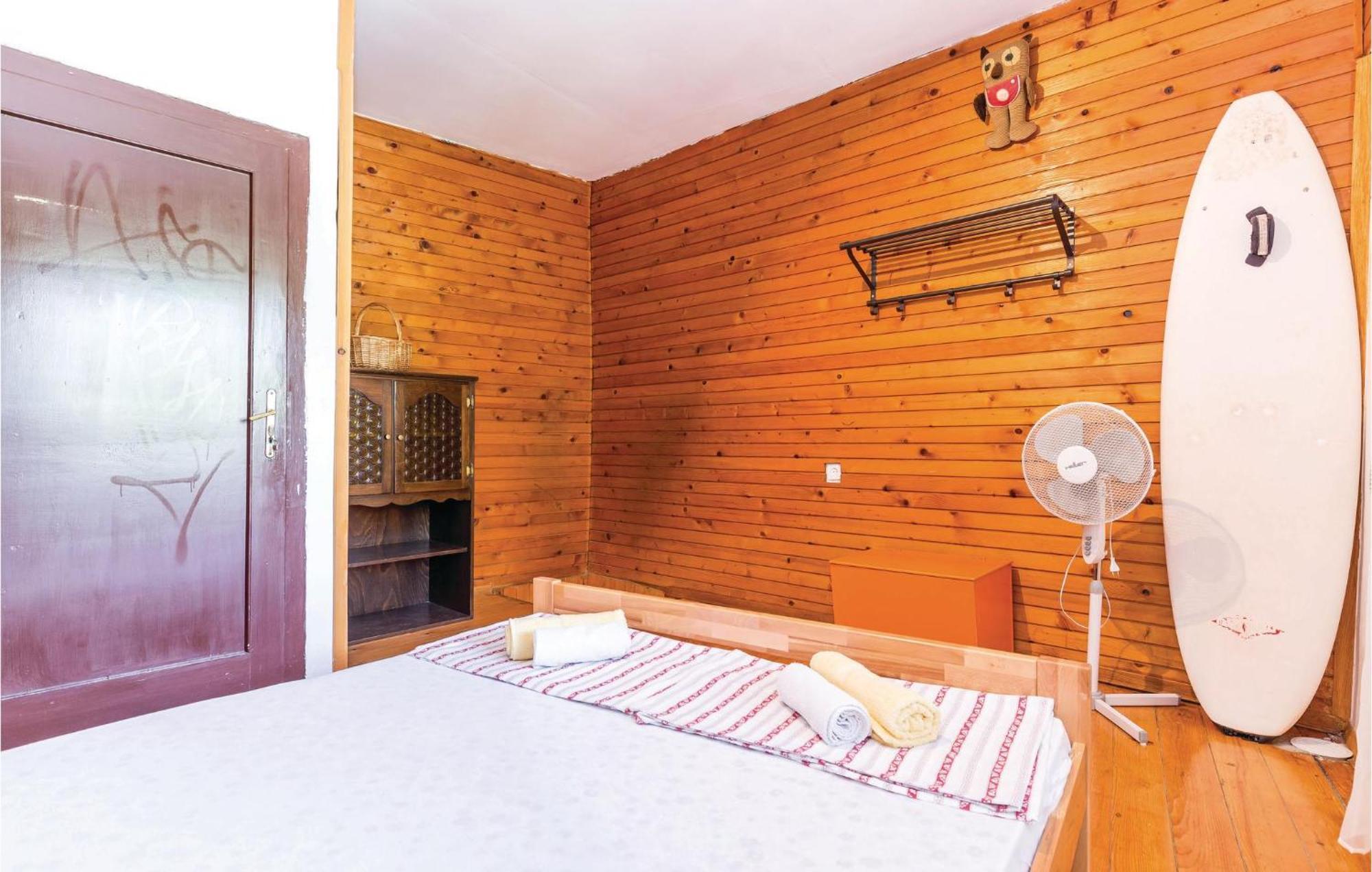 Awesome apartment in Novi Vinodolski with 2 Bedrooms&WiFi Buitenkant foto