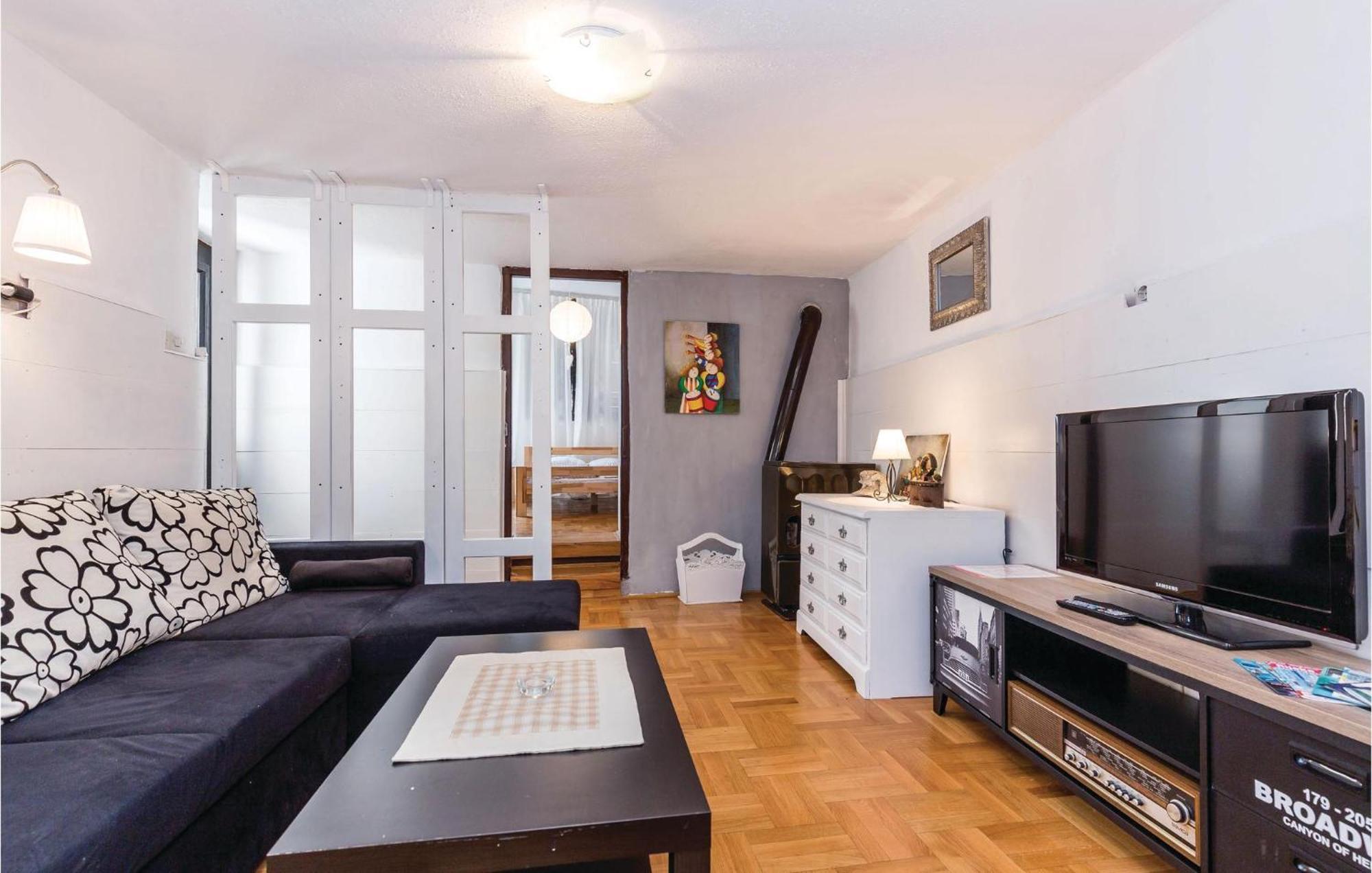 Awesome apartment in Novi Vinodolski with 2 Bedrooms&WiFi Buitenkant foto