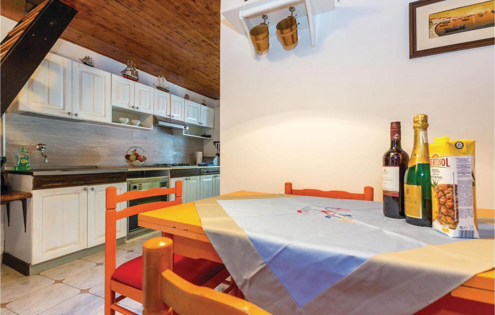 Awesome apartment in Novi Vinodolski with 2 Bedrooms&WiFi Buitenkant foto