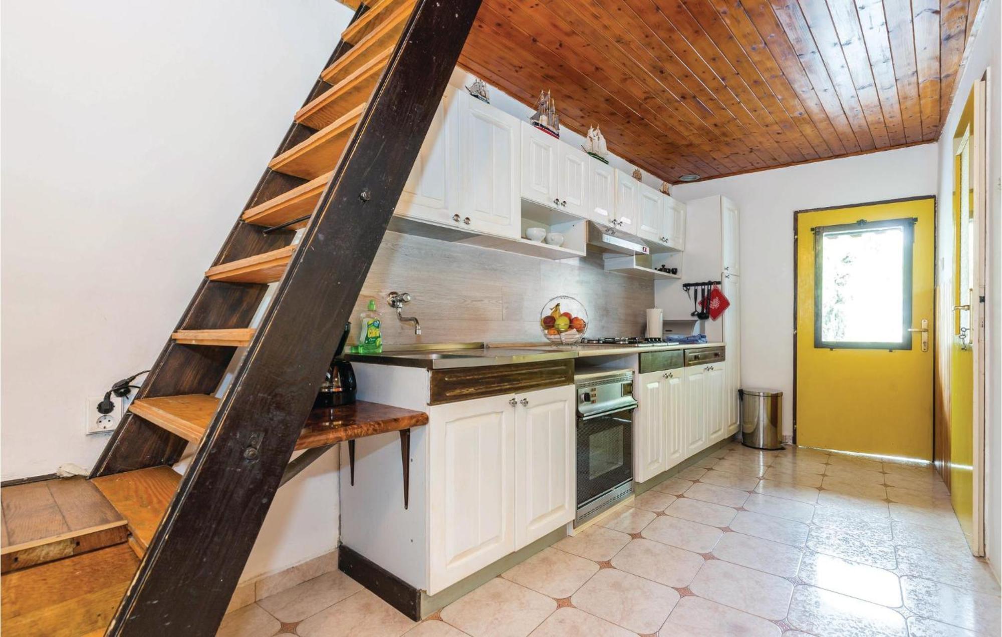 Awesome apartment in Novi Vinodolski with 2 Bedrooms&WiFi Buitenkant foto