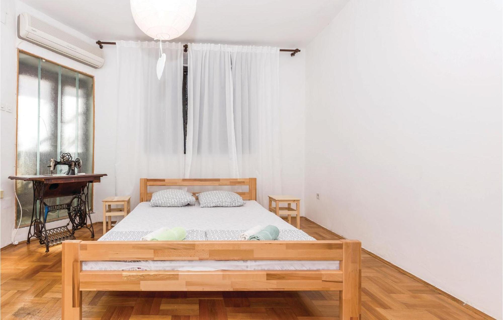 Awesome apartment in Novi Vinodolski with 2 Bedrooms&WiFi Buitenkant foto